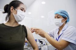 Cận cảnh quy trình tiêm chủng vắc xin phòng COVID-19 trên diện rộng tại Hà Nội