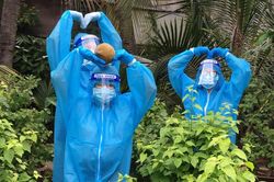 Ăn mừng cả xóm âm tính, chủ nhà ở TP Thủ Đức hái dừa tặng TNV