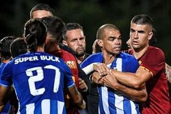Pepe ẩu đả với cầu thủ AS Roma trong trận giao hữu