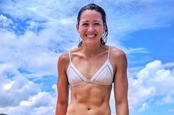 Cơ bụng 6 múi của nữ kình ngư Hong Kong