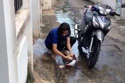 Đi chống dịch về, cô gái ở TP.HCM được mẹ phun nước tắm trước cổng nhà