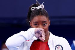 Adriano gửi lời động viên đến Simone Biles