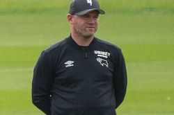 Rooney xin lỗi gia đình và CLB vì tiệc tùng thâu đêm với 3 cô gái