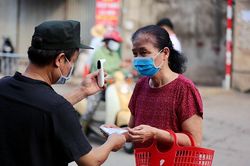 Hà Nội tăng cường phòng dịch tại các khu chợ