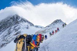 Rùng mình lý do đỉnh Everest 'níu giữ'... xác người leo núi