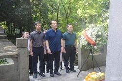 Tổng Lãnh sự quán Việt Nam tại Quảng Châu viếng mộ Liệt sỹ Phạm Hồng Thái