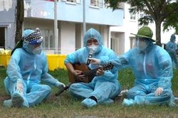 Bệnh nhân Covid hò reo cổ vũ Phương Thanh, Lê Minh hát dưới mưa