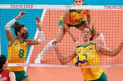 Nữ VĐV bóng chuyền Brazil vừa thi đấu vừa...đeo khẩu trang