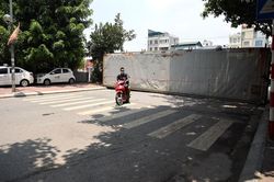 Dùng xe tải, gạch và thùng container làm 'chốt' chống dịch ở Hà Nội