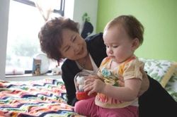 Đi làm về bất chợt, nàng dâu thấy điều mẹ chồng làm với con mình qua khung cửa và phản ứng quyết liệt tận cùng!