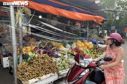 Hoa quả tươi đắt khách, cam tăng tới chục giá ở nhiều chợ Hà Nội