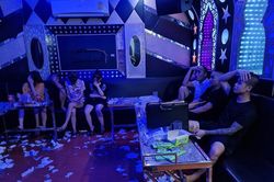 Rượu say, chủ quán karaoke 'mời' khách vào hát và sử dụng ma túy
