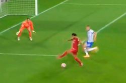 Salah giật gót kiến tạo cho Minamino