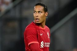 Van Dijk trở lại trong ngày Liverpool bại trận