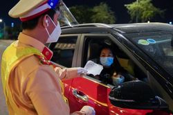 Chủ tịch TP.HCM: '6h đến trước 18h, nhiều người vẫn ra đường'
