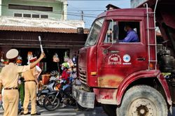 Sóc Trăng lập rào chắn tại tất cả các tuyến đường liên xã