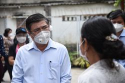 Thăm 'vùng xanh', Chủ tịch TP.HCM dặn bà con giãn cách, giữ sức khỏe