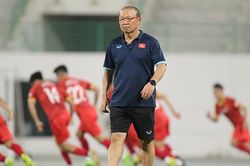 'Núi việc' trên vai HLV Park Hang Seo