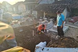Chồng liên tục mơ thấy vợ, quật mộ lên phát hiện chuyện choáng váng