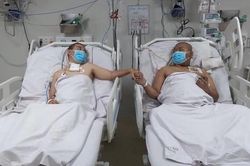 Hai anh em từng nguy kịch vì COVID-19, nắm tay nhau vượt qua 'tử thần'