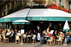 Xe điên lao vào quán cà phê ở Paris, làm nhiều người bị thương