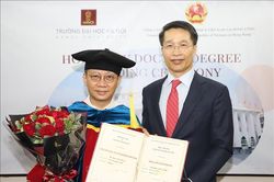 Chủ tịch Tập đoàn Zhang Yang Hong Kong được trao bằng Tiến sĩ danh dự của Đại học Hà Nội