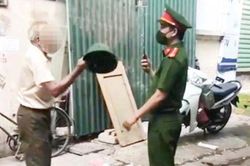 Bị nhắc nhở vì không đeo khẩu trang, cụ ông cầm mũ cối đập vào mặt công an