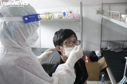 Theo chân bác sĩ đi lấy mẫu xét nghiệm PCR cho bệnh nhân COVID-19