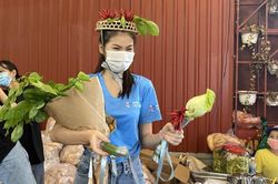 Á hậu Phương Anh làm bánh kem tỏi tặng á hậu Ngọc Thảo sinh nhật giữa mùa dịch