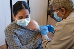 CDC Mỹ: Người được tiêm vaccine vẫn có nguy cơ cao lây truyền virus