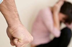 Làm gì khi bị chồng cũ bạo hành?