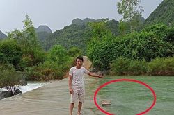 Người đàn ông dũng cảm cứu 2 người bị nước xiết cuốn trôi