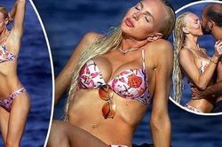 Sao truyền hình Mỹ diện bikini cực 'bốc lửa', không ngừng ôm hôn chồng ở biển