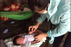 Tìm người thân cho bé trai sơ sinh bị bỏ rơi trong giỏ nhựa