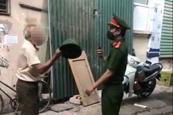 Cụ ông dùng mũ cối đánh vào mặt công an khi bị nhắc nhở đeo khẩu trang