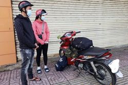 2 chị em lên đường về quê khi chỉ còn 200.000 đồng và hành động ấm áp của CSGT khiến tất cả xúc động