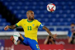 Daniel Alves chinh phục Tokyo