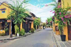 Phố cổ Hội An lặng lẽ trong ngày đầu giãn cách xã hội theo Chỉ thị 16