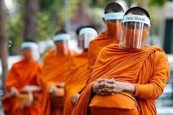 Nhiều nhà sư tham gia tuyến đầu chống Covid-19 tại Thái Lan