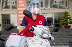 Xe lưu động đến từng hẻm tiêm vaccine cho người dân TP.HCM