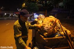 Hà Nội: Công nhân vệ sinh môi trường 'trắng đêm' gom rác giữa đại dịch