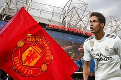 Chuyển nhượng MU 1/8: Ngày mai, Varane sang Manchester. Đại diện Saul Niguez tới Anh