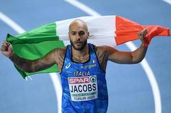 Marcell Jacobs của Ý bất ngờ giành HCV chạy 100m nam