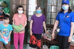Cụ bà bán vé số nuôi con tâm thần cảm động khi nhận quà mùa dịch
