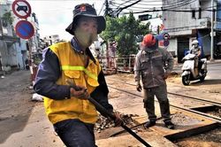 Công nhân Sài Gòn miệt mài sửa chữa đường tàu Bắc Nam giữa ngày giãn cách