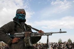 Sân bay Afghanistan hứng rocket của Taliban, hai quả bắn trúng đường băng