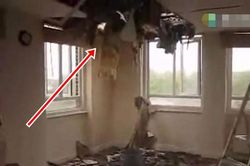 Phát hiện vết nứt nhỏ trên trần của căn nhà mới mua, chủ nhà trèo lên kiểm tra, không ngờ suýt chết