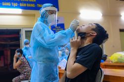 Xét nghiệm Covid-19 cho tiểu thương chợ đầu mối Long Biên trong đêm