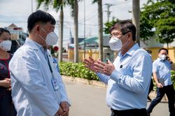 Chủ tịch UBND TP.HCM thăm bệnh viện tư nhân đầu tiên điều trị Covid-19