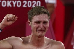 Axelsen bật khóc sau khi hạ Chen Long ở chung kết Olympic